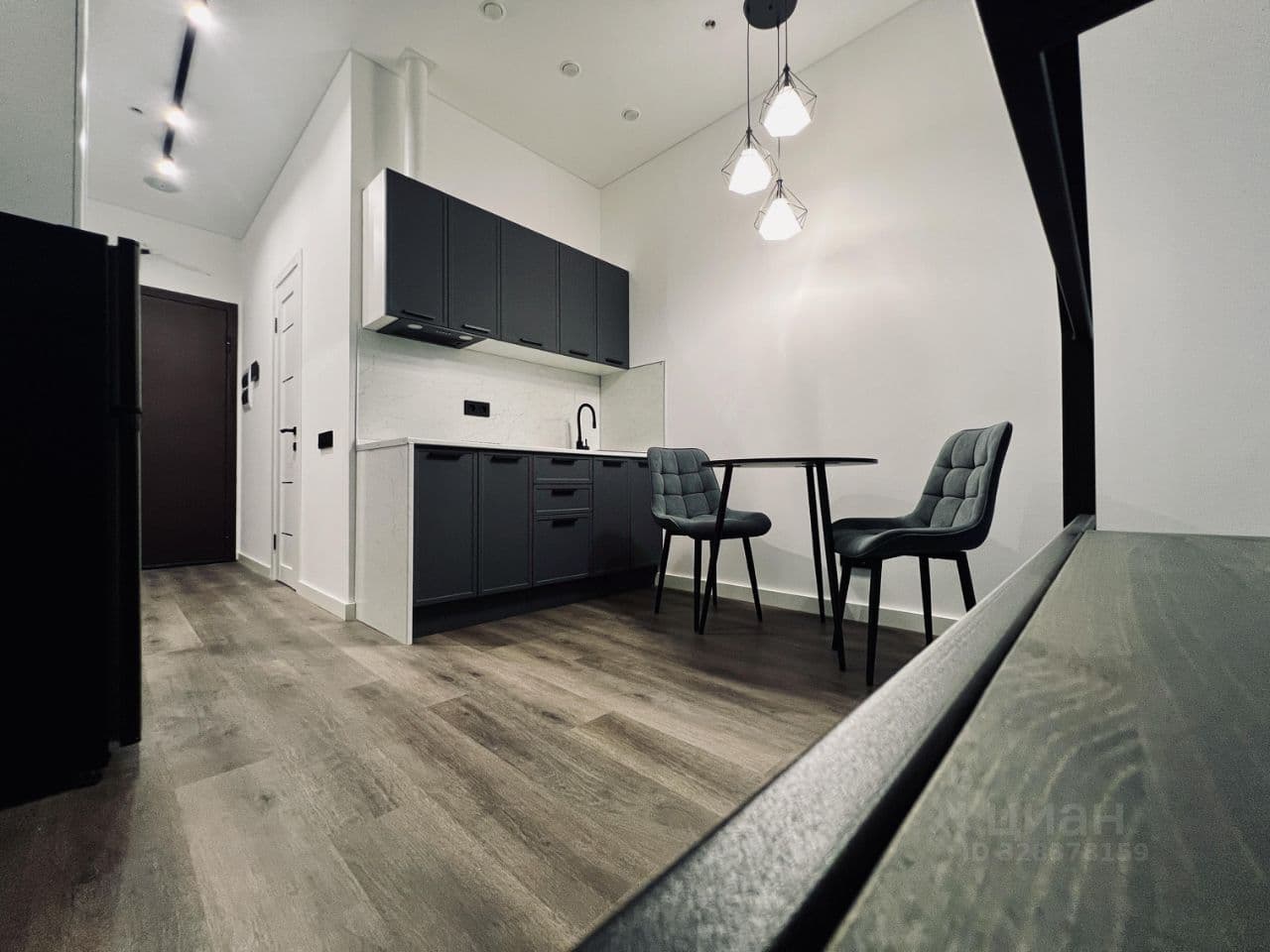 Сдается стильная двухуровневая студия рядом с ВДНХ. 

Уютная и продуманная студия в новом доме — идеальный вариант для комфортной жизни одному или паре. За счет решения с кроватью-чердаком квартира ощущается как полноценное зонированное пространство: отдельная зона отдыха и зона сна.

 Локация:
— 10 минут до м. ВДНХ
— рядом Останкинский парк, ВДНХ
— быстрый доступ в центр
— рядом расположен многоуровневый паркинг 

 О квартире:
— дизайнерский ремонт
— удобная планировка 
— полноценная кухня
— спальное место 160х200 на втором уровне
— под спальной зоной — раздвижной диван и ТВ-зона
— много мест для хранения

 Оснащение:
— кондиционер
— стиральная машина с функцией сушки
— холодильник, варочная панель
— интернет

 Преимущества:
— квартира реально разделена на зоны (редкость для студий)
— новый дом, современный подъезд
— тихо и комфортно
— развитая инфраструктура (магазины, фитнес-клуб с бассейном, кафе)

 Условия:
— долгосрочная аренда
— возможен быстрый заезд

Квартира свободна и полностью готова к проживанию. — фото 3